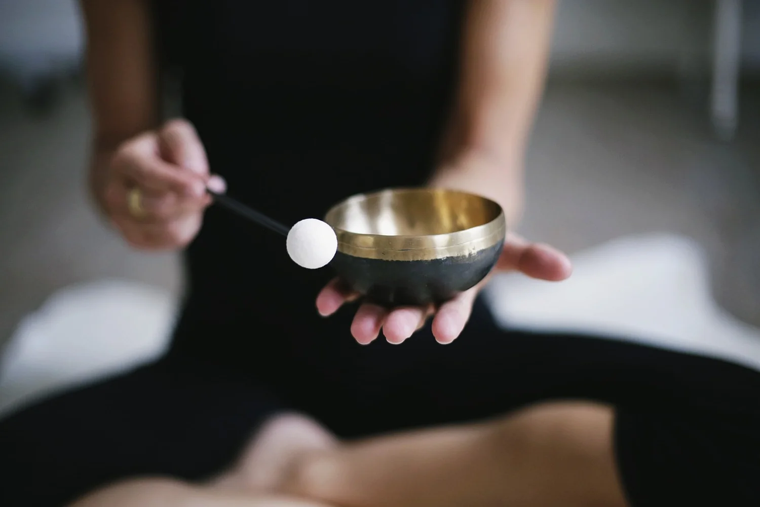 Schüssel in Mädchenhand von Tierra.Yoga.Tina 